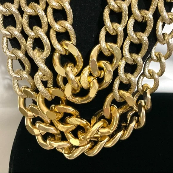 VINTAGE GOLDTONE CHAIN NECKLACE & EARRINGS - Picture 8 of 10